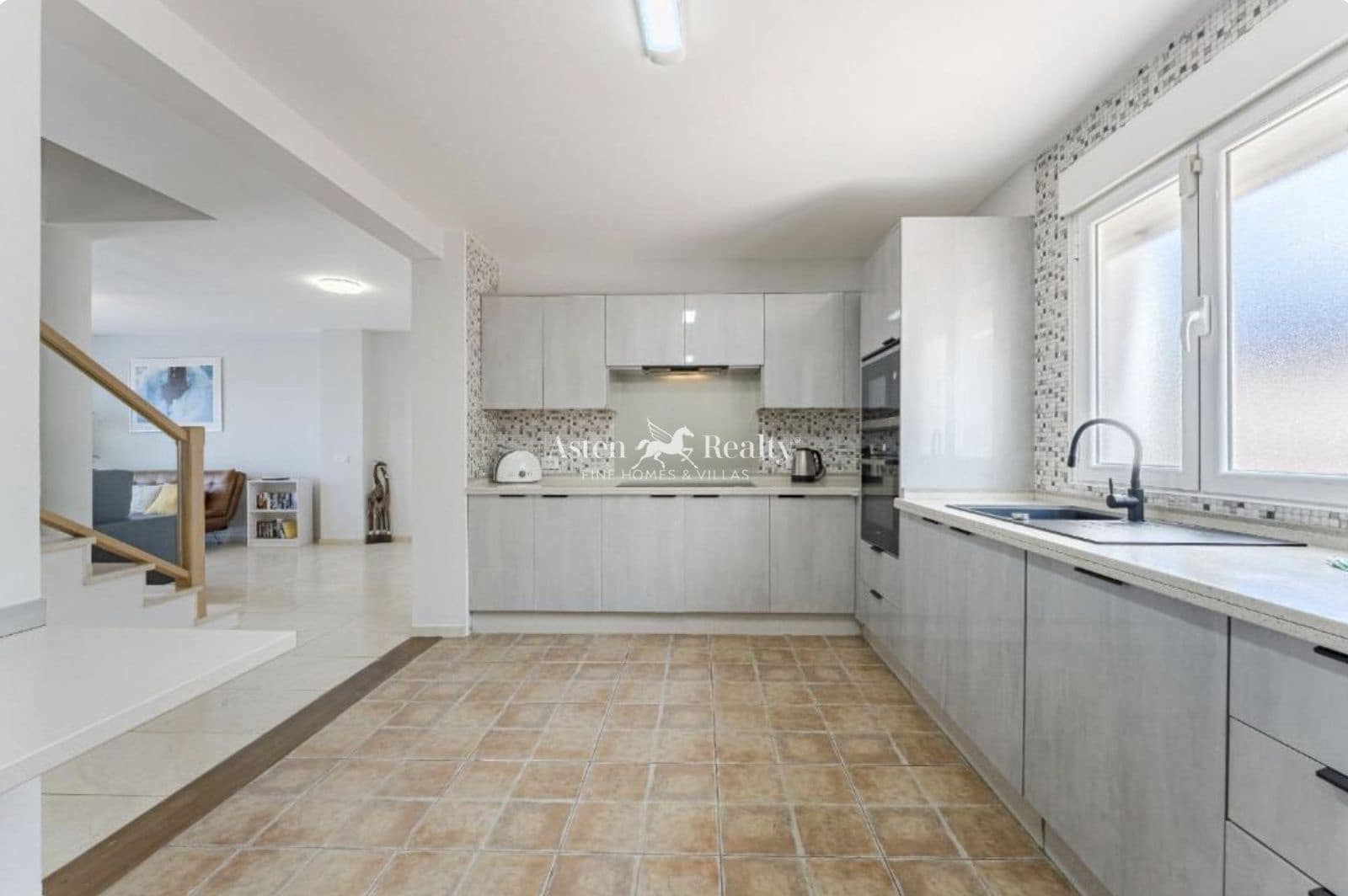 4 soverom Hus til salgs i Los Cristianos med svømmebasseng garasje - € 850 000 (Ref: 9730697)