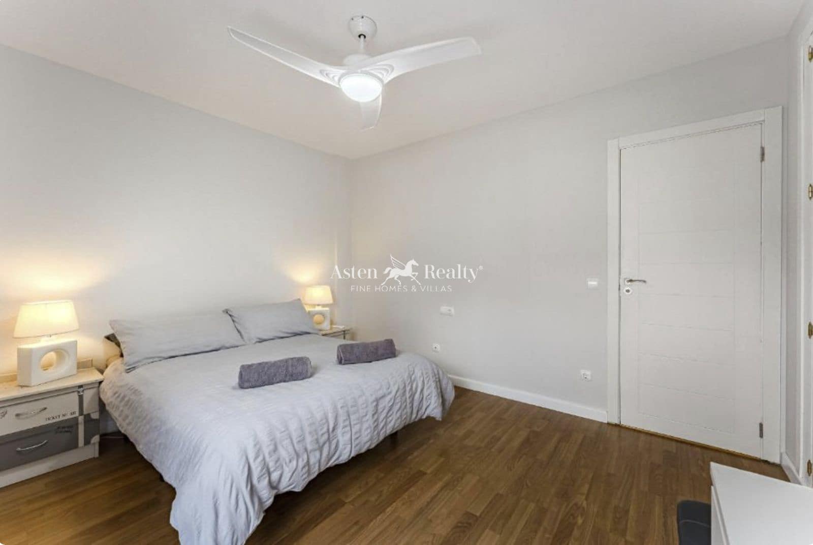 4 soverom Hus til salgs i Los Cristianos med svømmebasseng garasje - € 850 000 (Ref: 9730697)