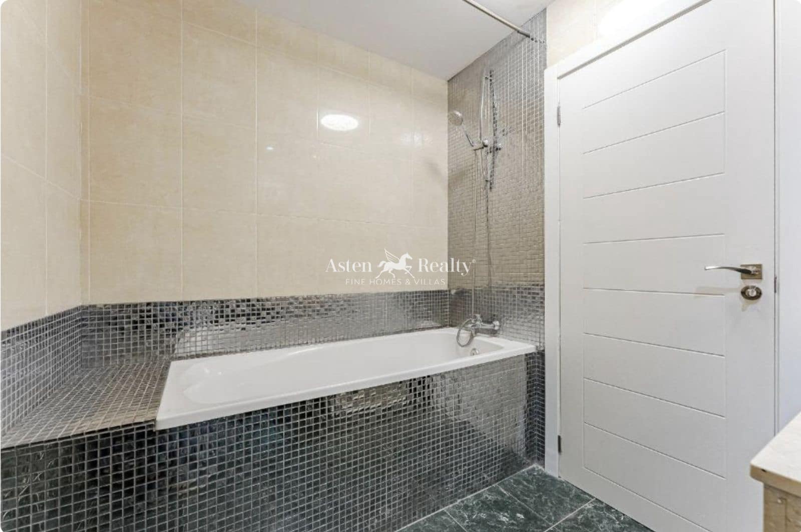 4 soverom Hus til salgs i Los Cristianos med svømmebasseng garasje - € 850 000 (Ref: 9730697)