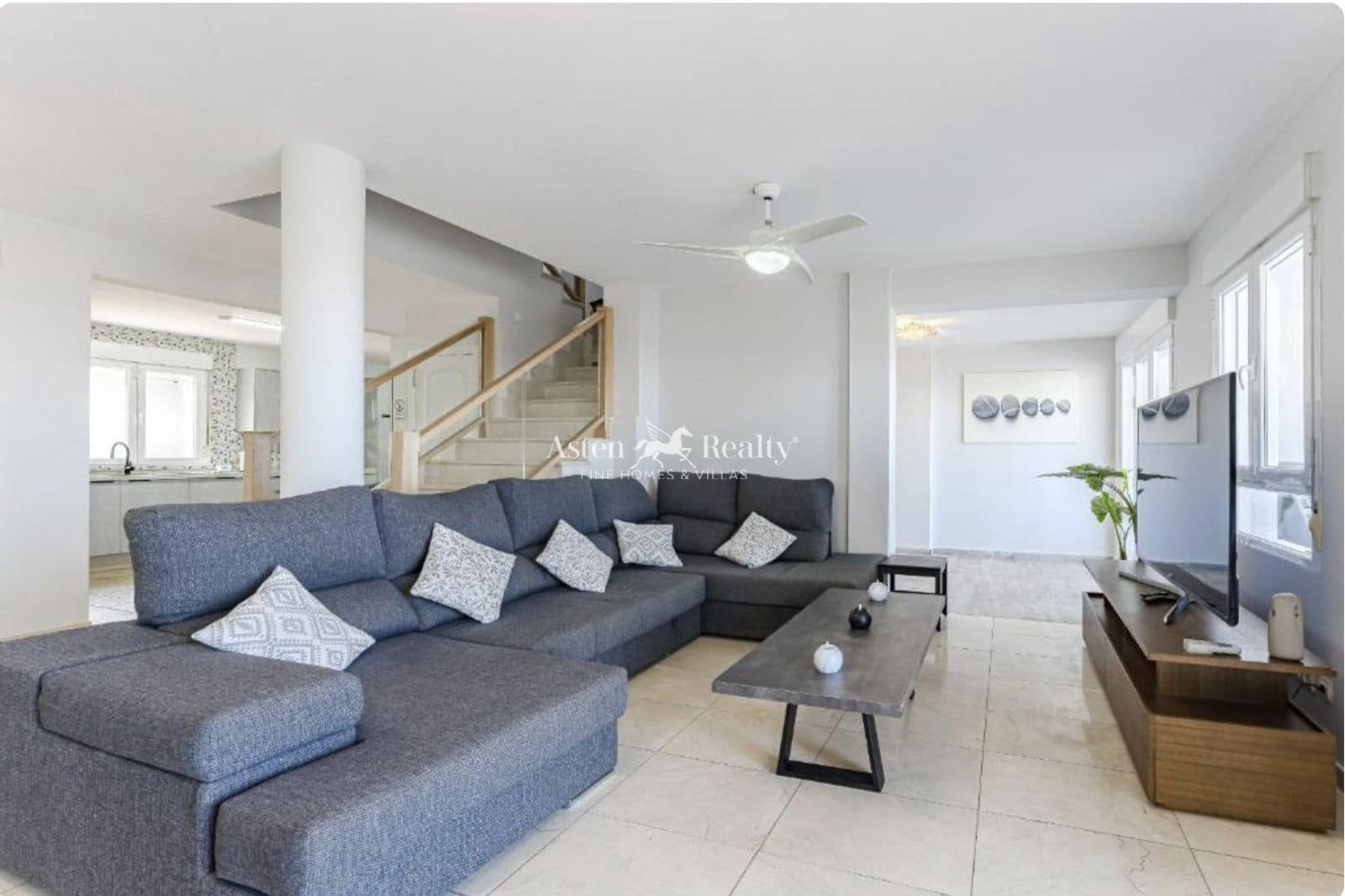 4 soverom Hus til salgs i Los Cristianos med svømmebasseng garasje - € 850 000 (Ref: 9730697)