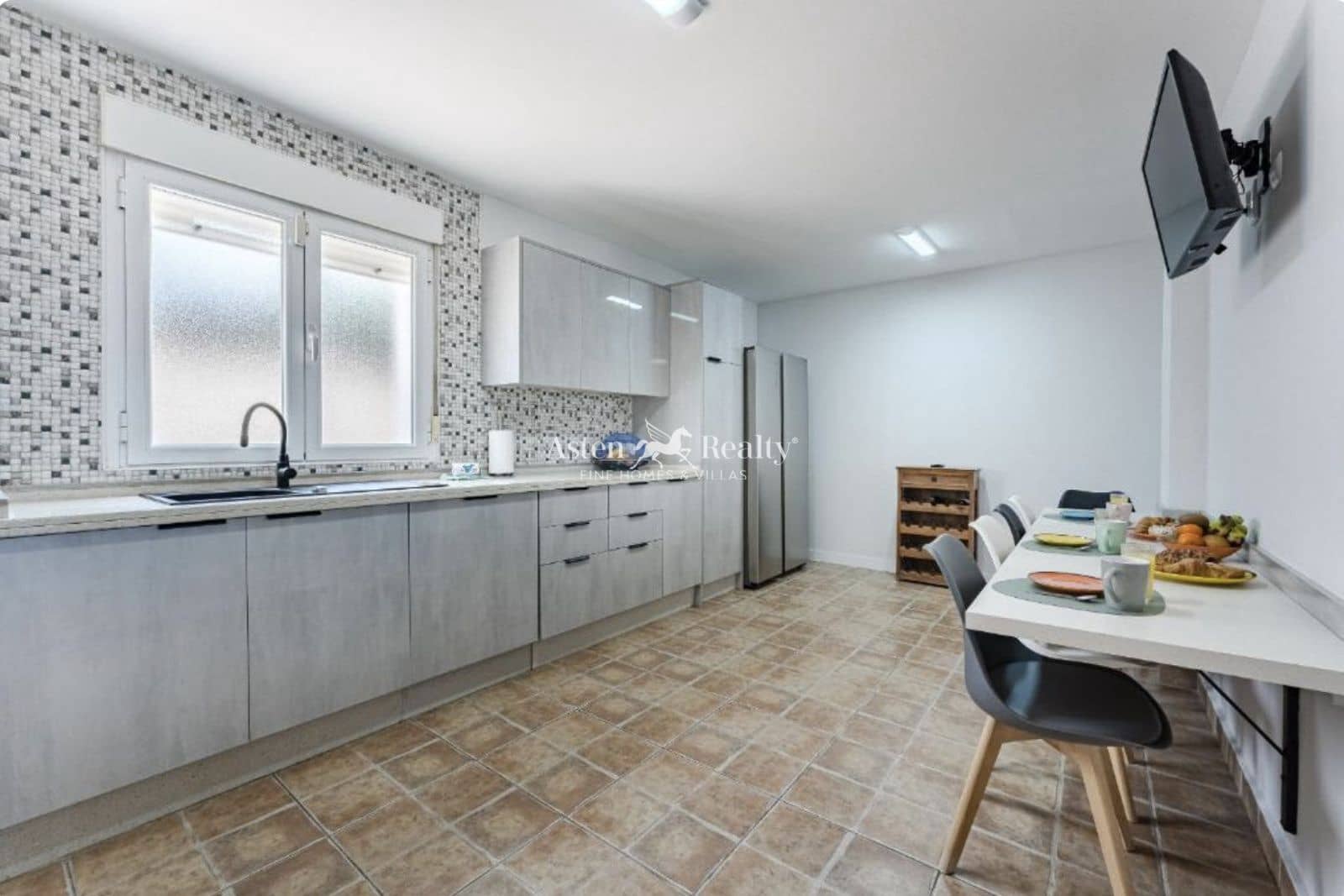 4 soverom Hus til salgs i Los Cristianos med svømmebasseng garasje - € 850 000 (Ref: 9730697)