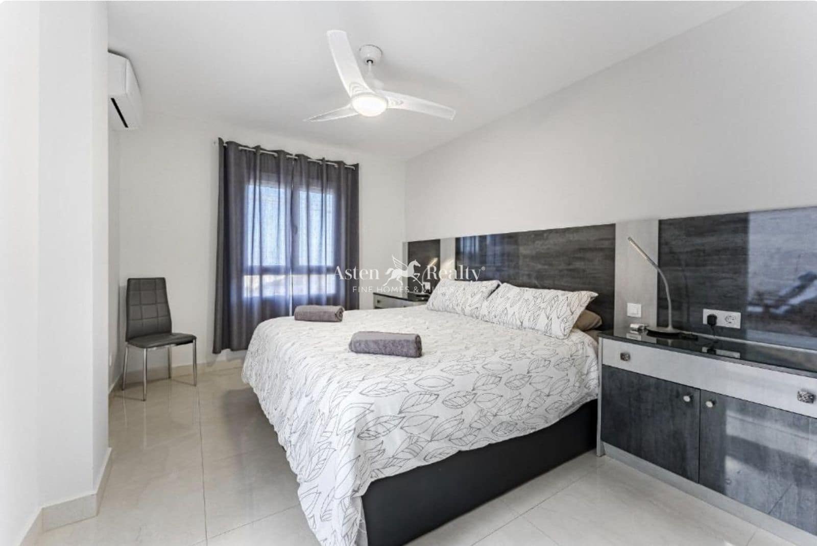 4 soverom Hus til salgs i Los Cristianos med svømmebasseng garasje - € 850 000 (Ref: 9730697)