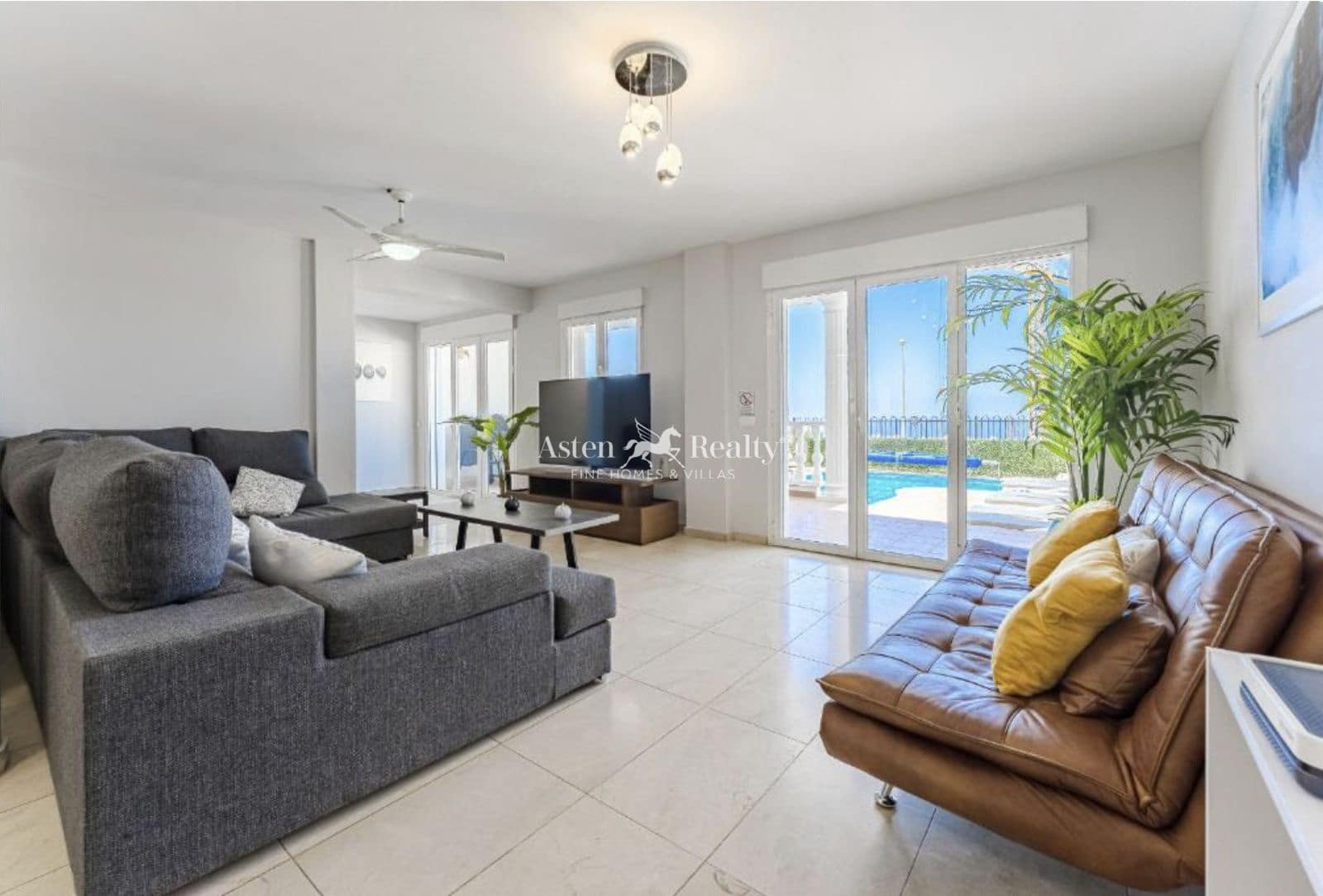 4 soverom Hus til salgs i Los Cristianos med svømmebasseng garasje - € 850 000 (Ref: 9730697)