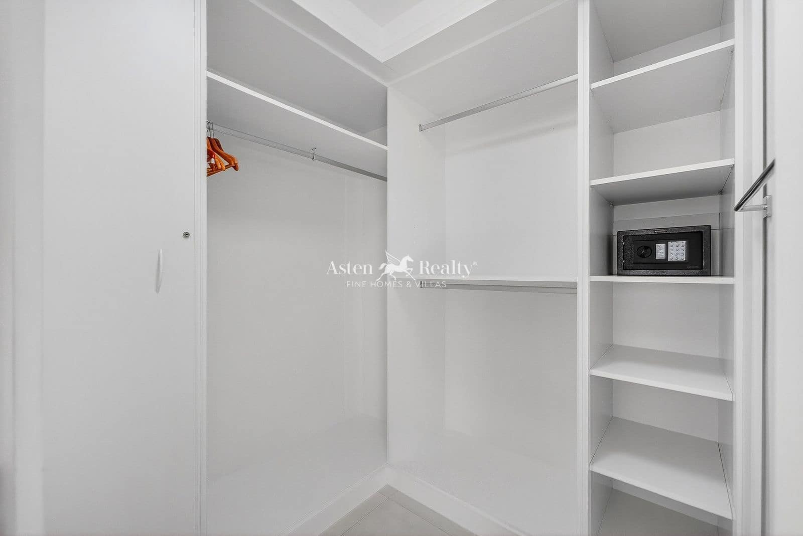 4 bedroom Townhouse for sale in Los Cristianos with pool garage - € 850,000 (Ref: 9730697)