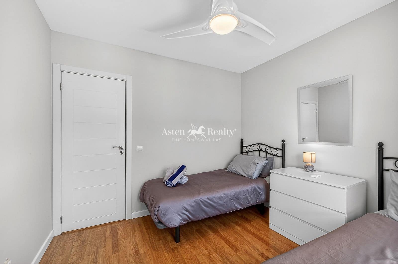 4 bedroom Townhouse for sale in Los Cristianos with pool garage - € 850,000 (Ref: 9730697)