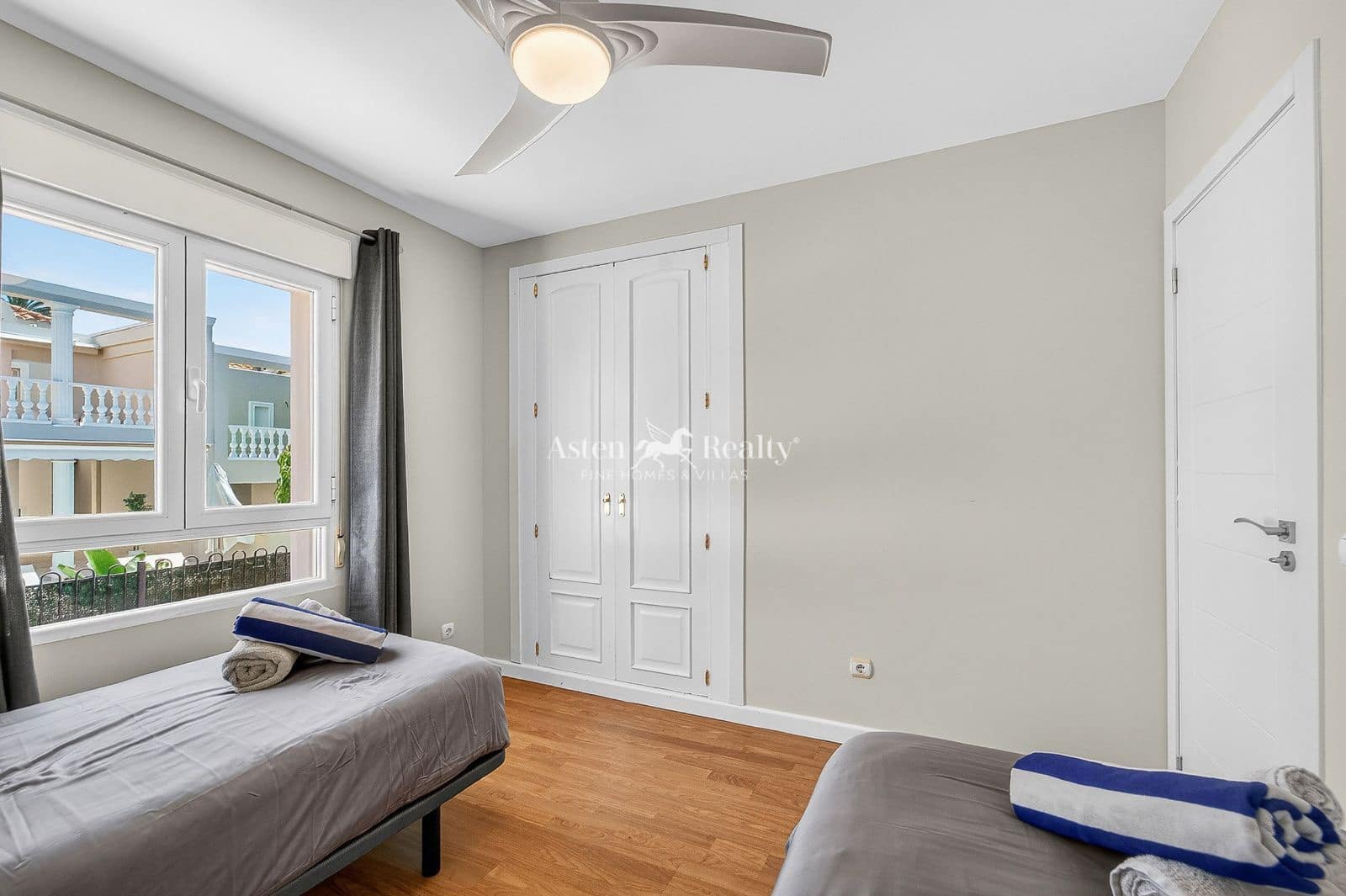 4 bedroom Townhouse for sale in Los Cristianos with pool garage - € 850,000 (Ref: 9730697)