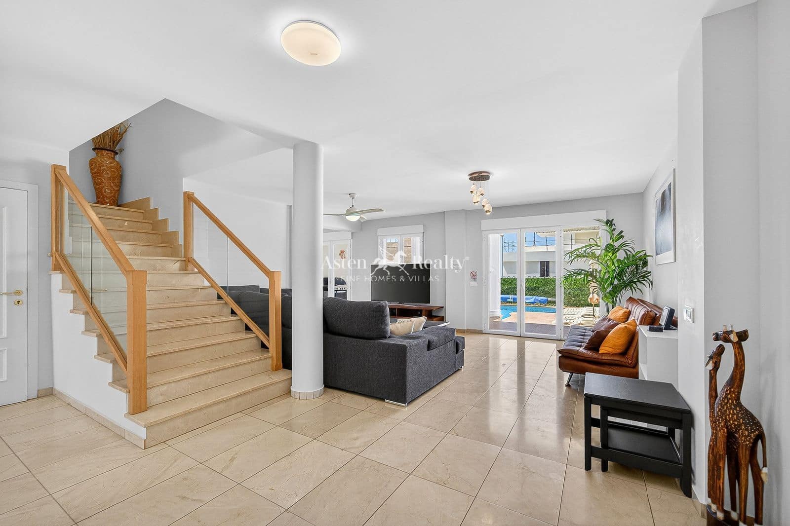 4 bedroom Townhouse for sale in Los Cristianos with pool garage - € 850,000 (Ref: 9730697)