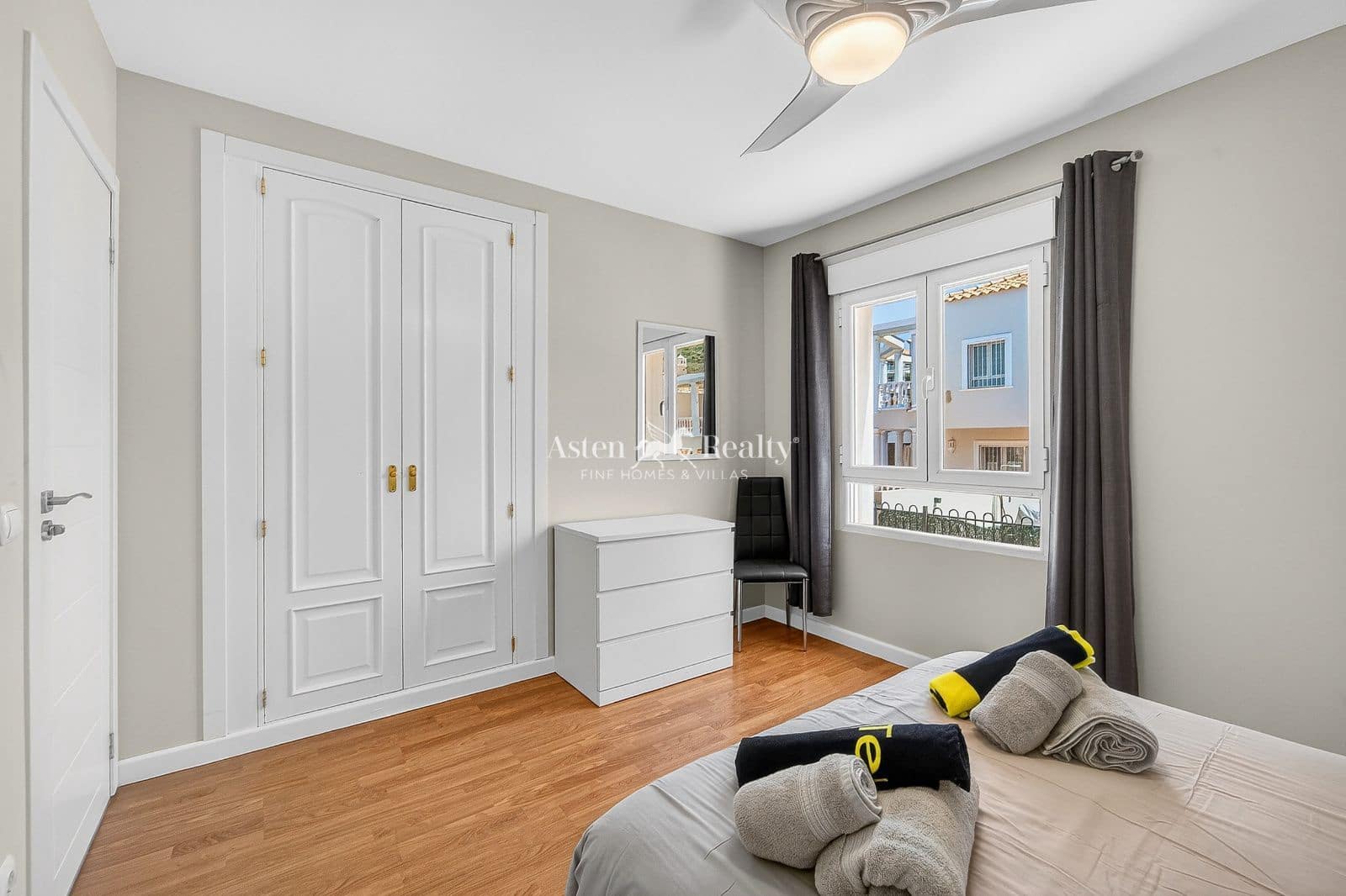 4 bedroom Townhouse for sale in Los Cristianos with pool garage - € 850,000 (Ref: 9730697)