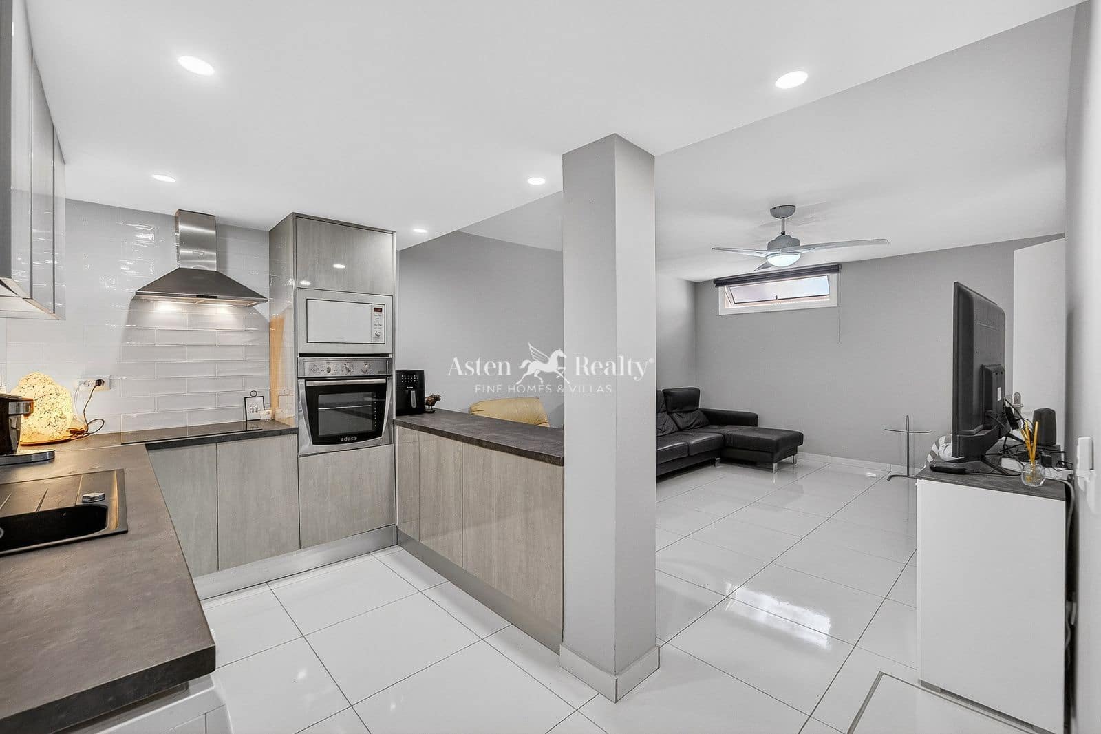 4 bedroom Townhouse for sale in Los Cristianos with pool garage - € 850,000 (Ref: 9730697)