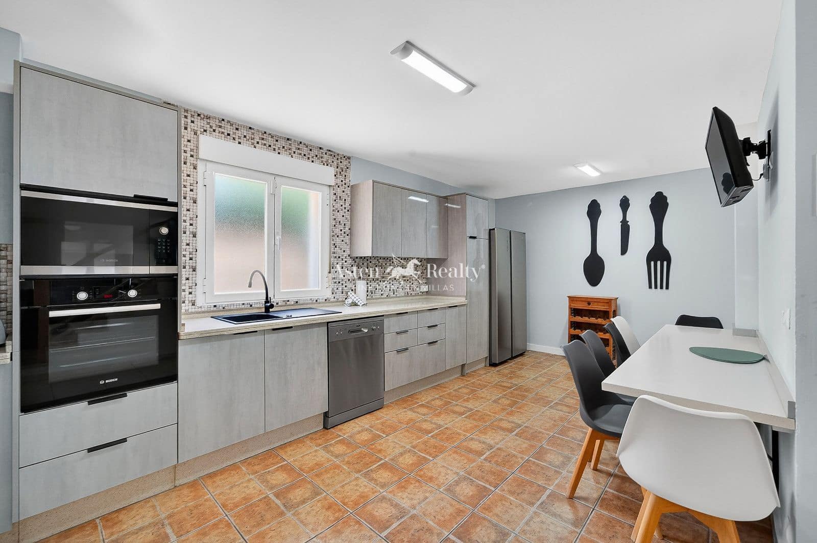 4 bedroom Townhouse for sale in Los Cristianos with pool garage - € 850,000 (Ref: 9730697)