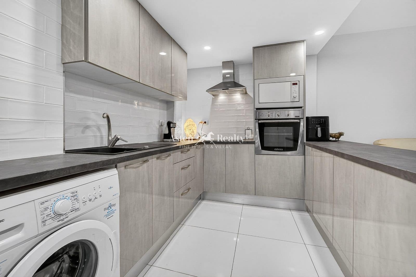 4 bedroom Townhouse for sale in Los Cristianos with pool garage - € 850,000 (Ref: 9730697)