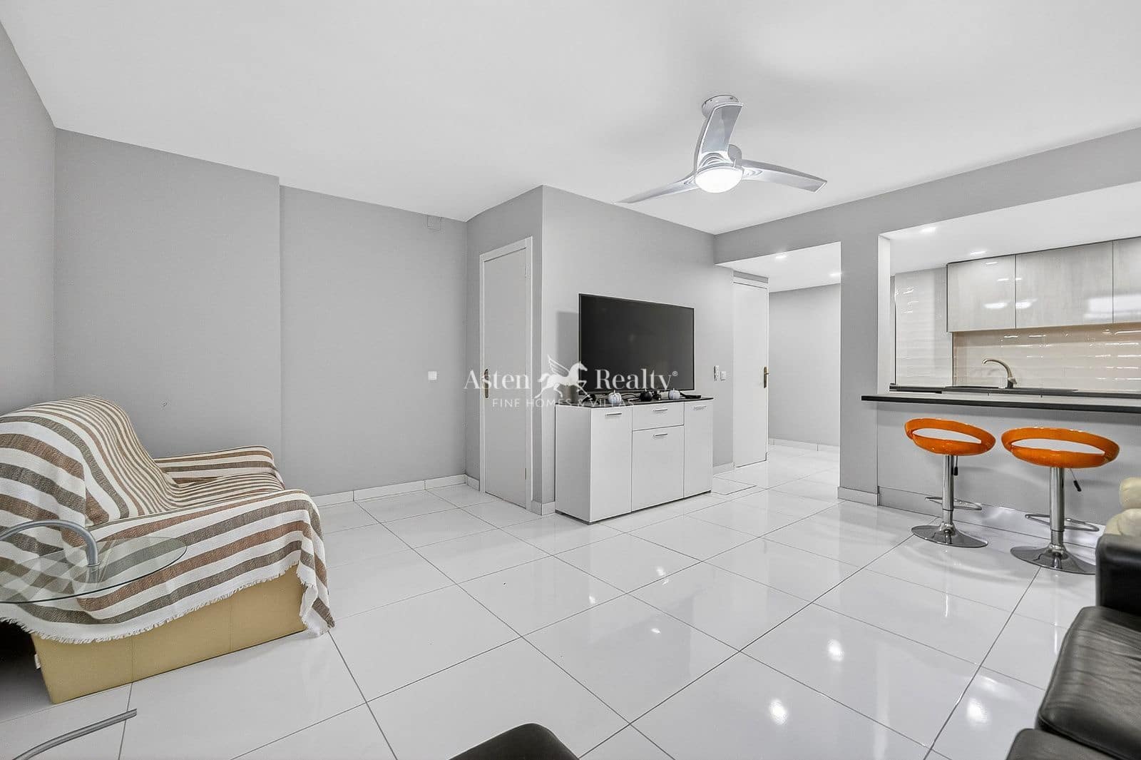 4 bedroom Townhouse for sale in Los Cristianos with pool garage - € 850,000 (Ref: 9730697)