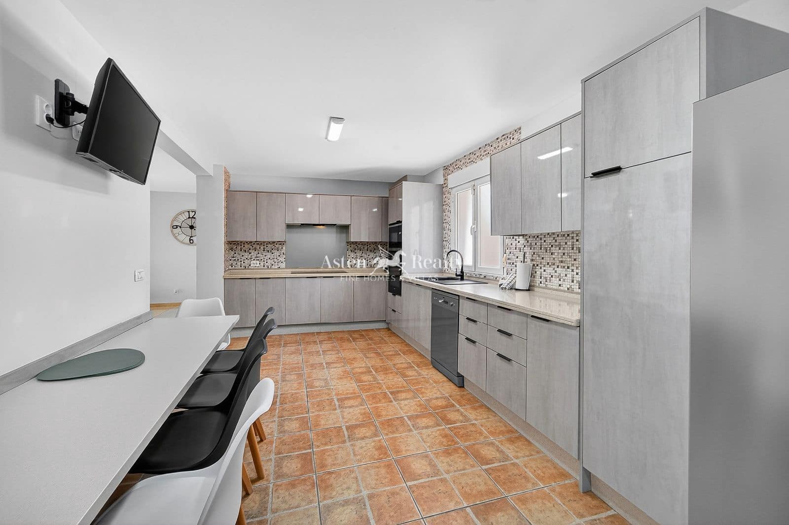 4 bedroom Townhouse for sale in Los Cristianos with pool garage - € 850,000 (Ref: 9730697)