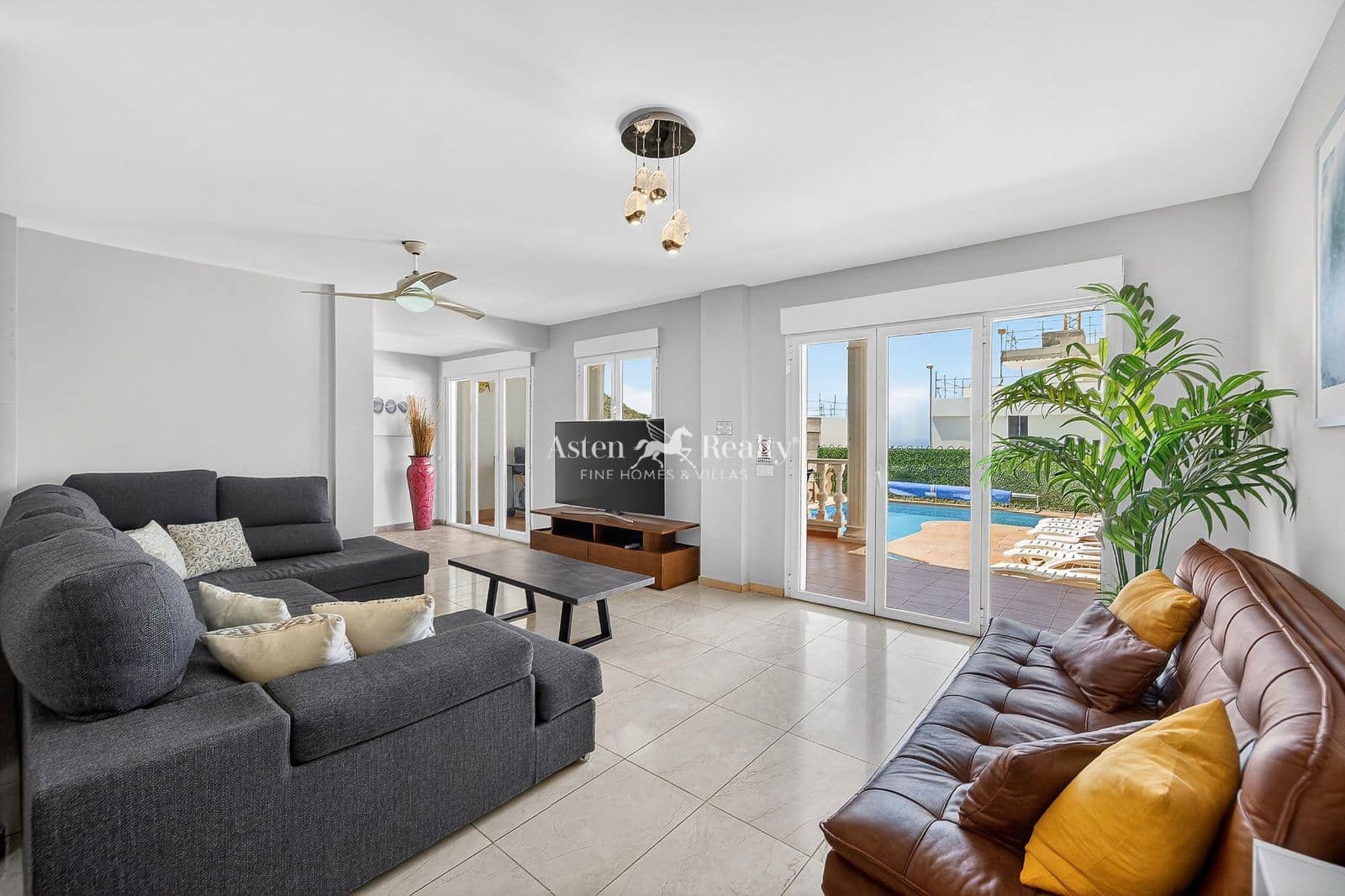 4 bedroom Townhouse for sale in Los Cristianos with pool garage - € 850,000 (Ref: 9730697)