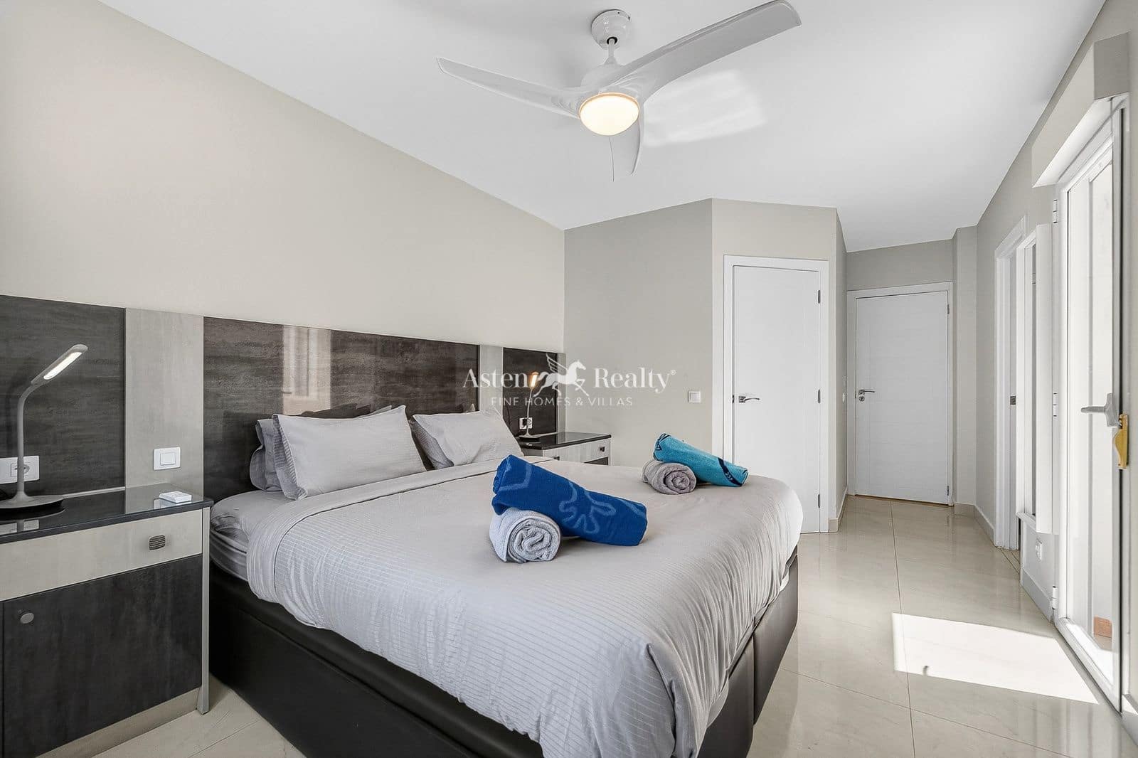 4 bedroom Townhouse for sale in Los Cristianos with pool garage - € 850,000 (Ref: 9730697)