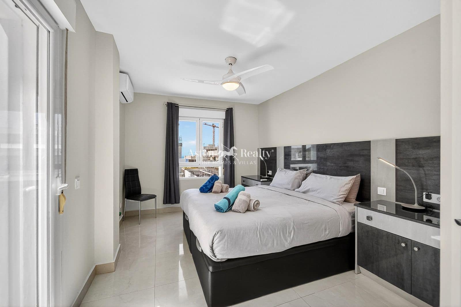 4 bedroom Townhouse for sale in Los Cristianos with pool garage - € 850,000 (Ref: 9730697)