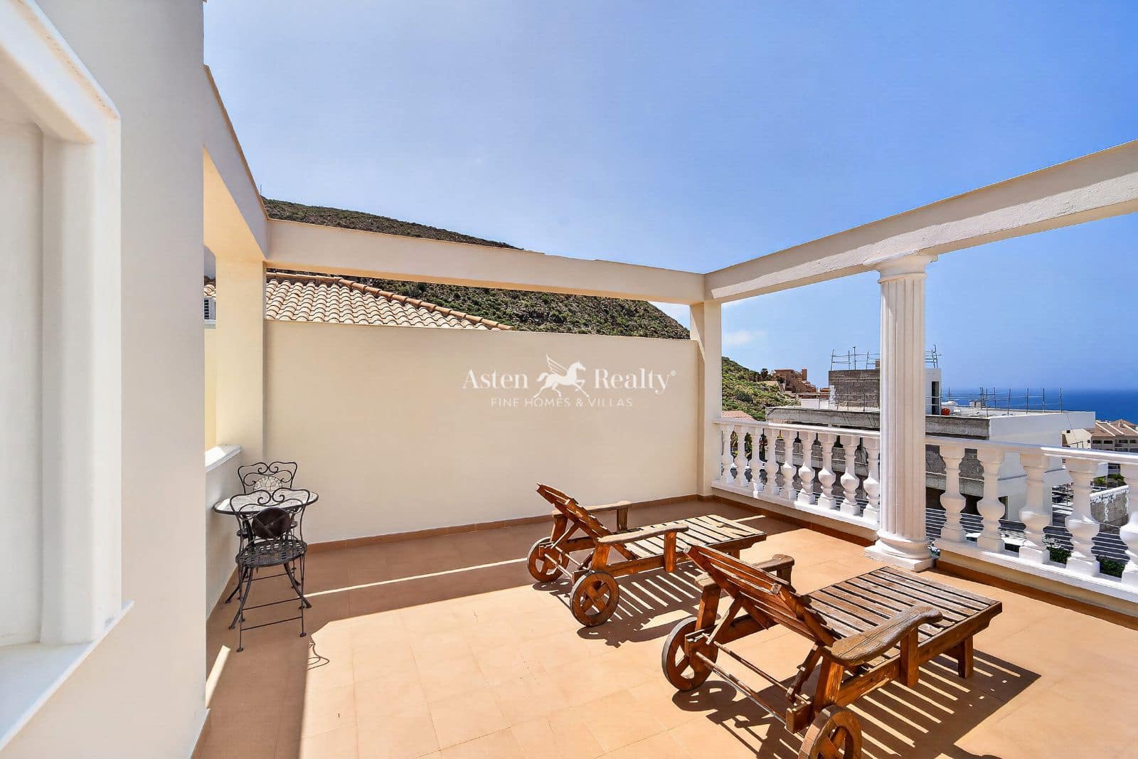 4 bedroom Townhouse for sale in Los Cristianos with pool garage - € 850,000 (Ref: 9730697)