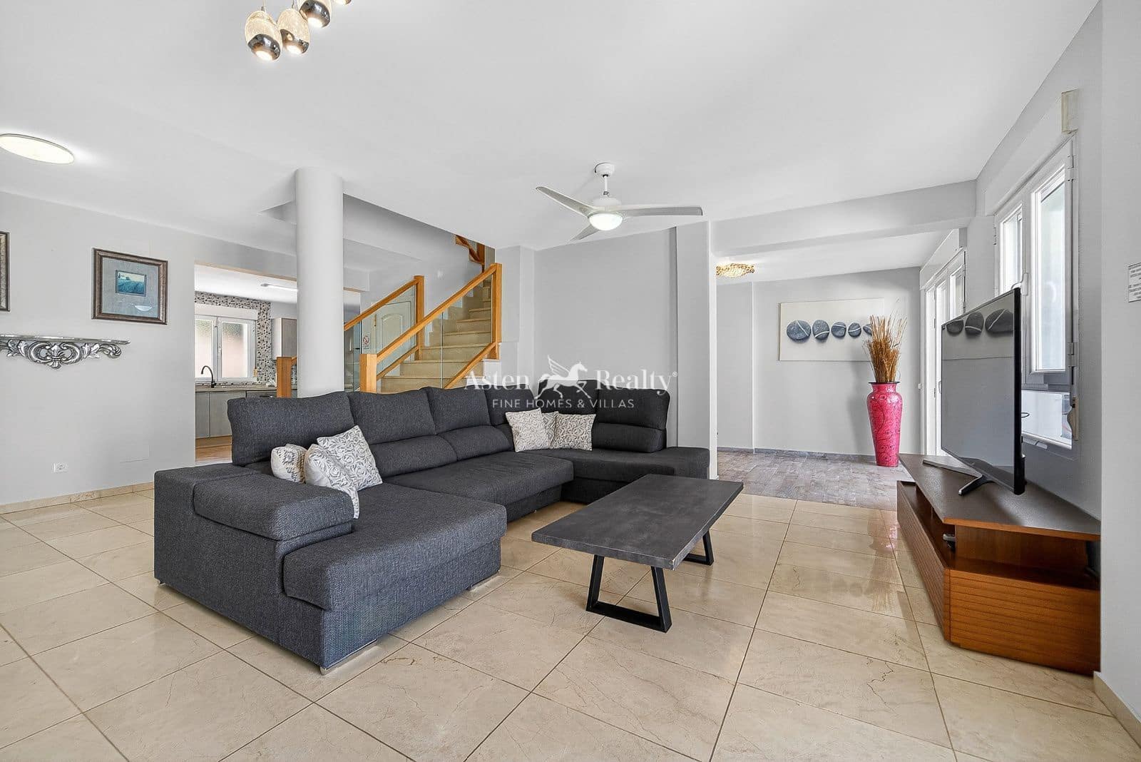 4 bedroom Townhouse for sale in Los Cristianos with pool garage - € 850,000 (Ref: 9730697)