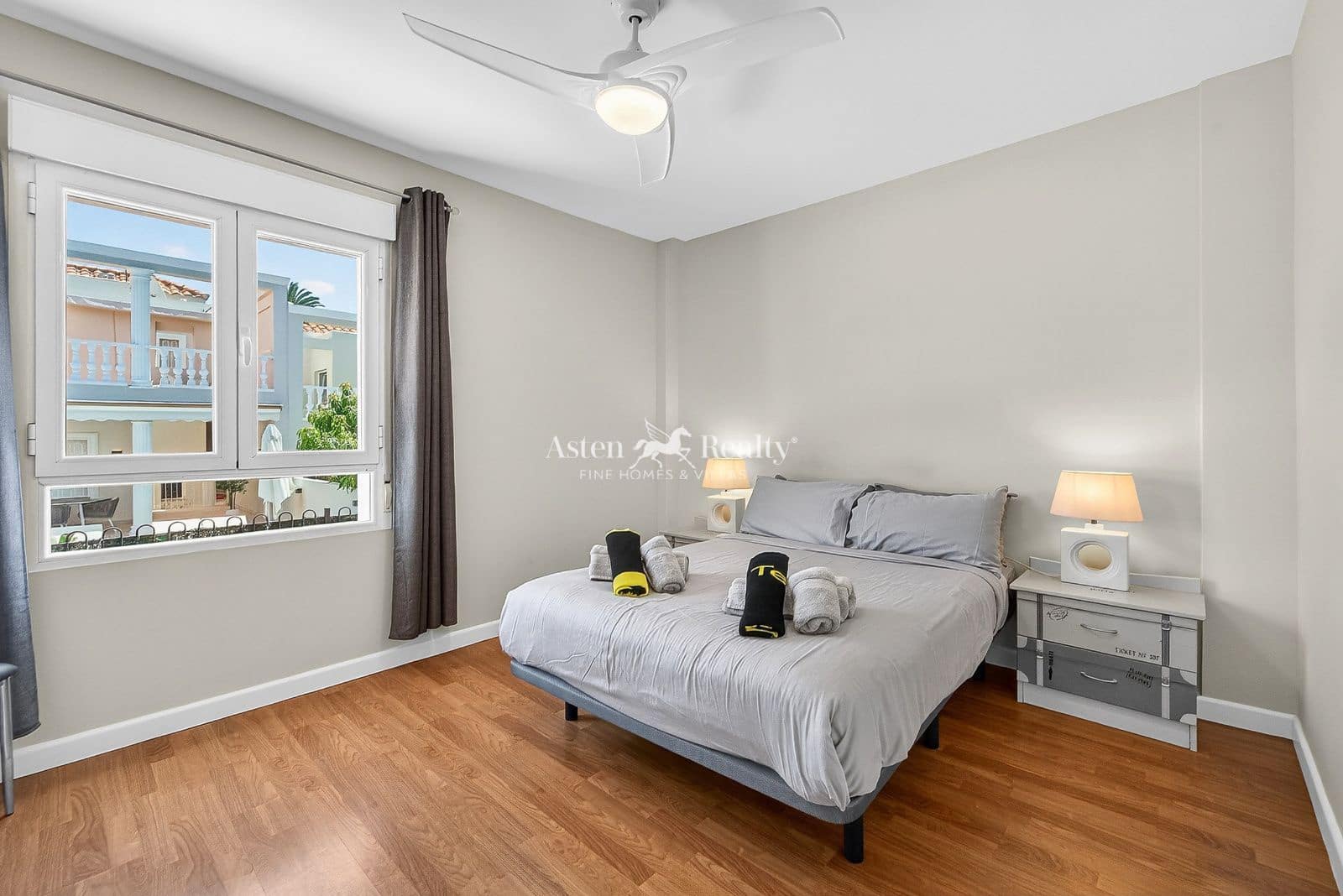 4 bedroom Townhouse for sale in Los Cristianos with pool garage - € 850,000 (Ref: 9730697)