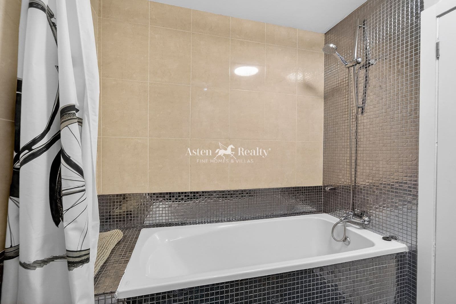 4 bedroom Townhouse for sale in Los Cristianos with pool garage - € 850,000 (Ref: 9730697)