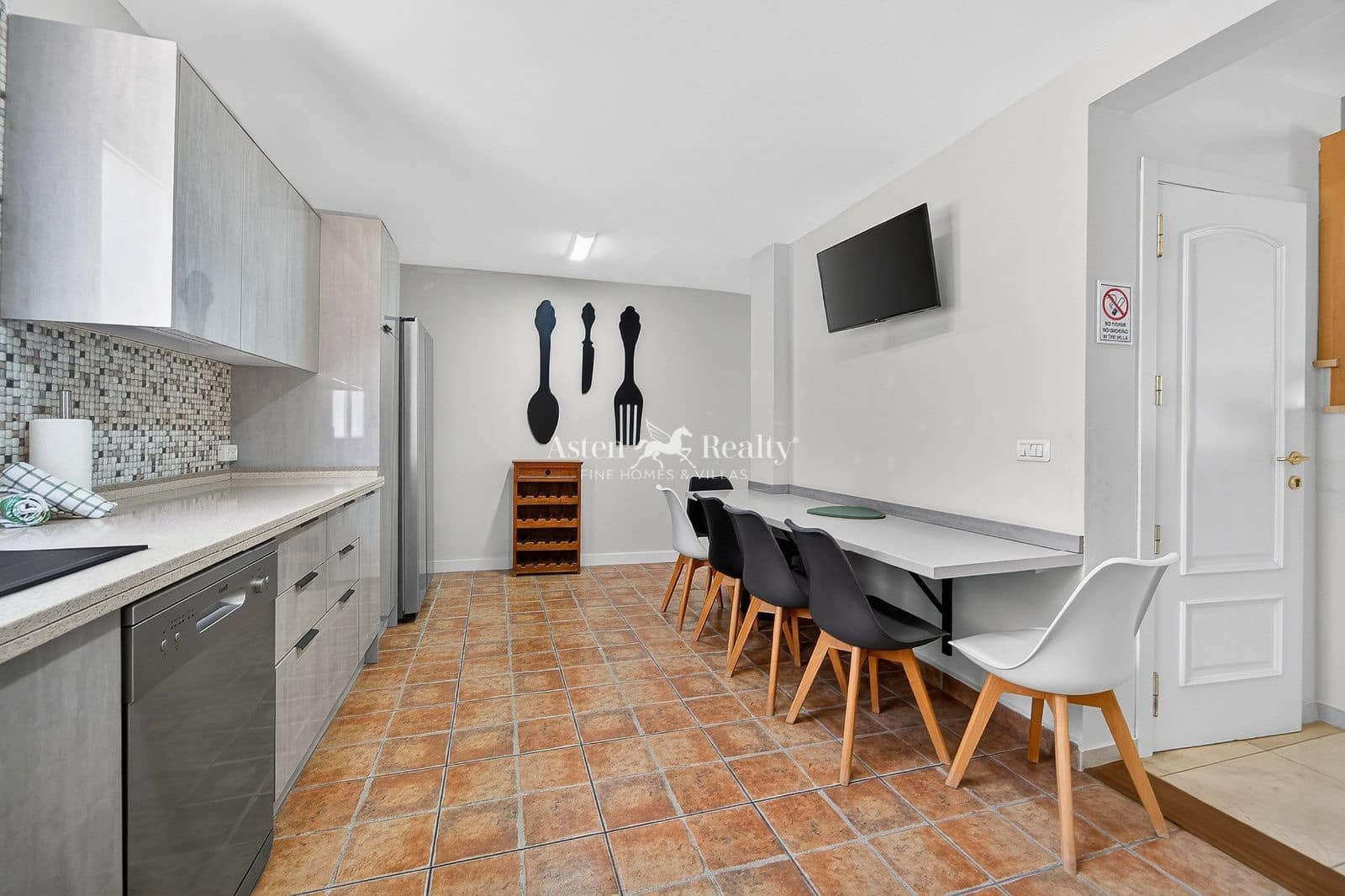 4 bedroom Townhouse for sale in Los Cristianos with pool garage - € 850,000 (Ref: 9730697)