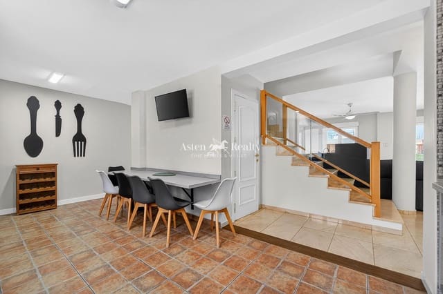 4 soverom Hus til salgs i Los Cristianos, Arona med svømmebasseng garasje - € 850 000 (Ref: 9730697)