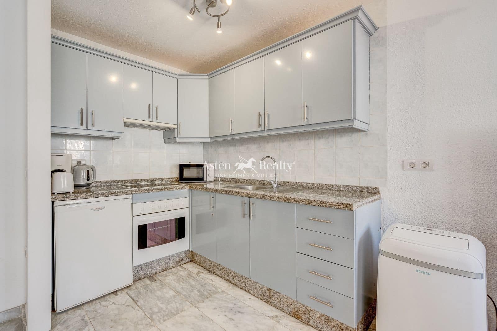 1 sovrum Lägenhet till salu i Los Cristianos med pool - 270 000 € (Ref: 9730702)