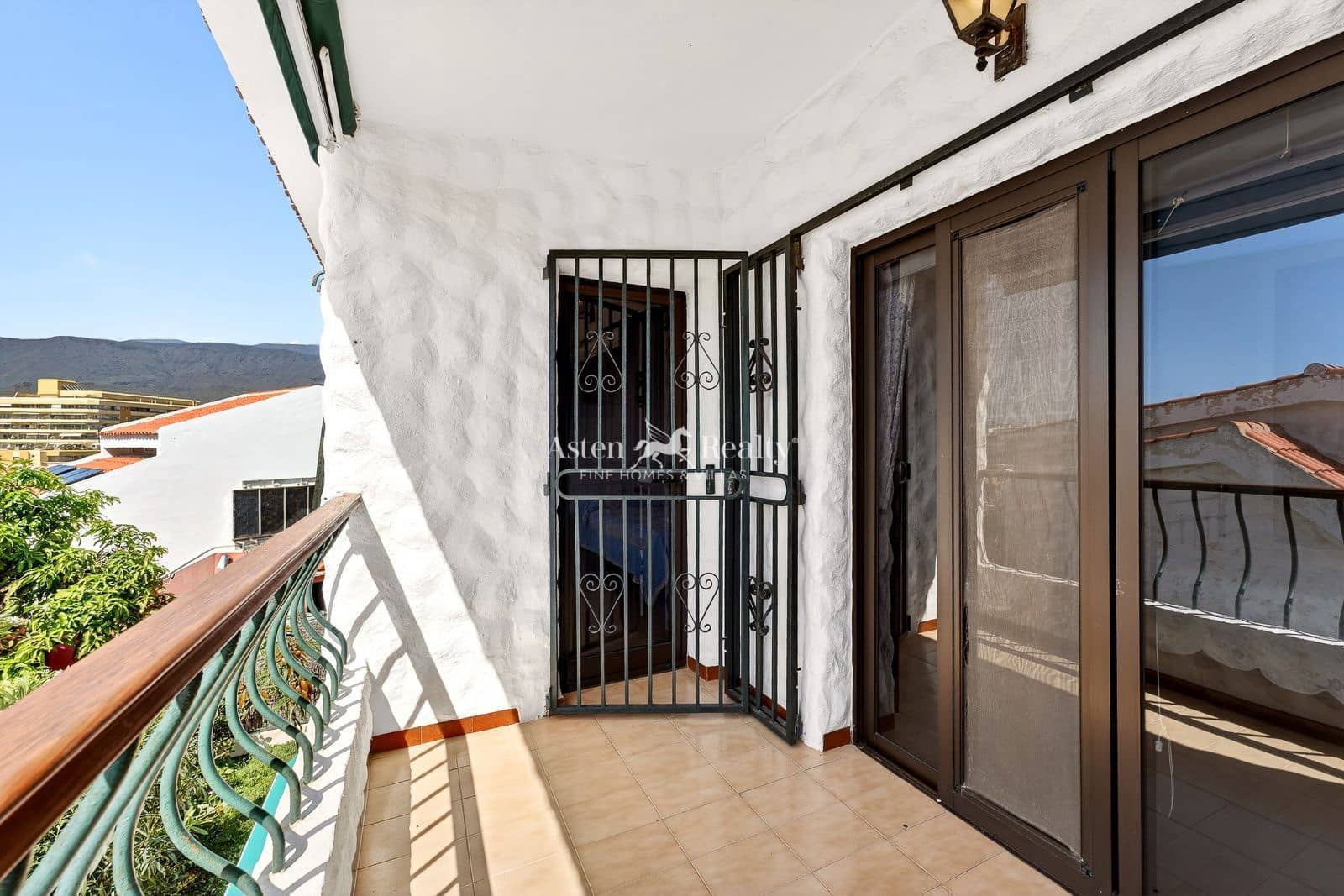 4 makuuhuone Huvila myytävänä paikassa Costa Adeje mukana uima-altaan 
autotalli - 750 000 € (Ref: 9735965)