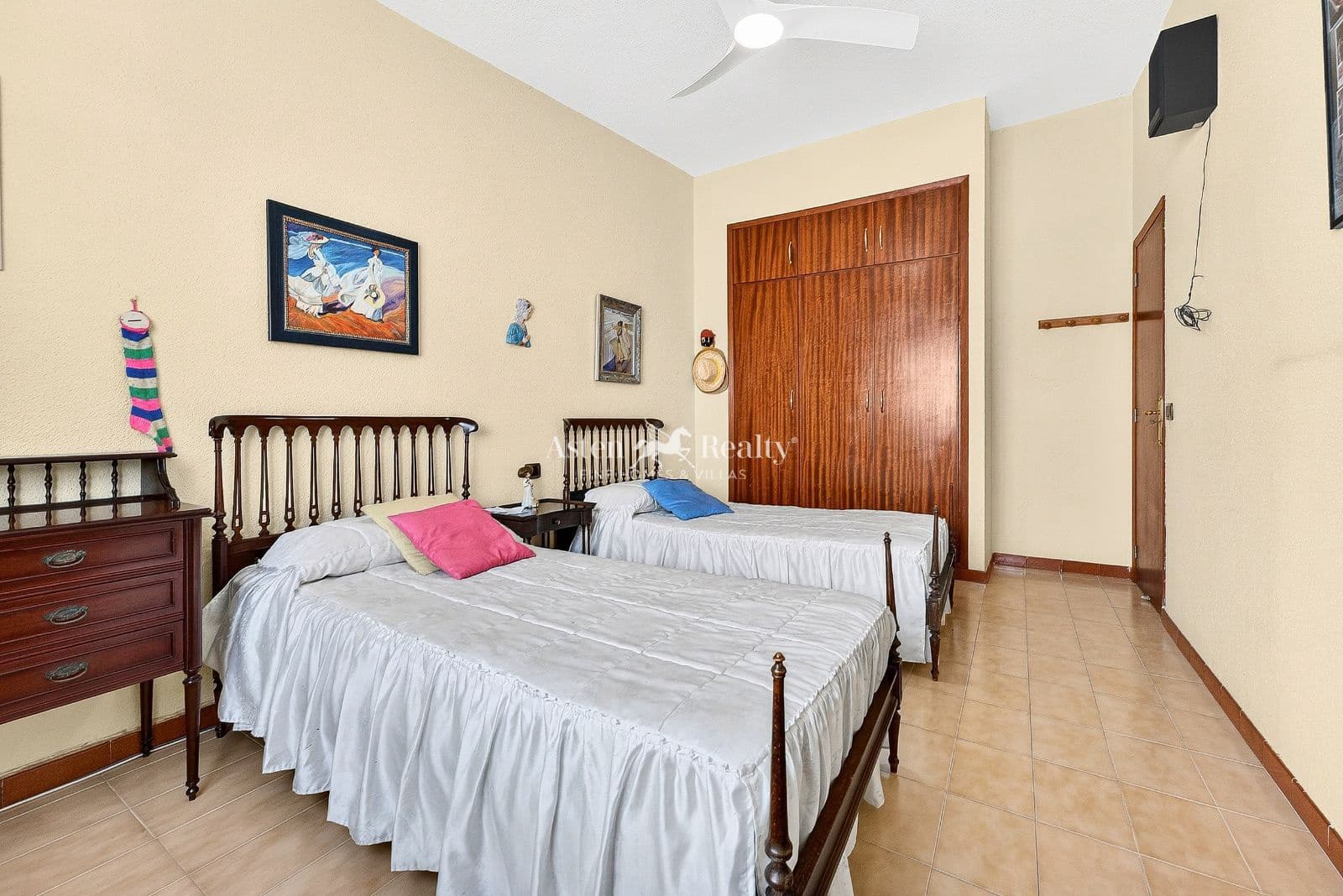 4 makuuhuone Huvila myytävänä paikassa Costa Adeje mukana uima-altaan 
autotalli - 750 000 € (Ref: 9735965)