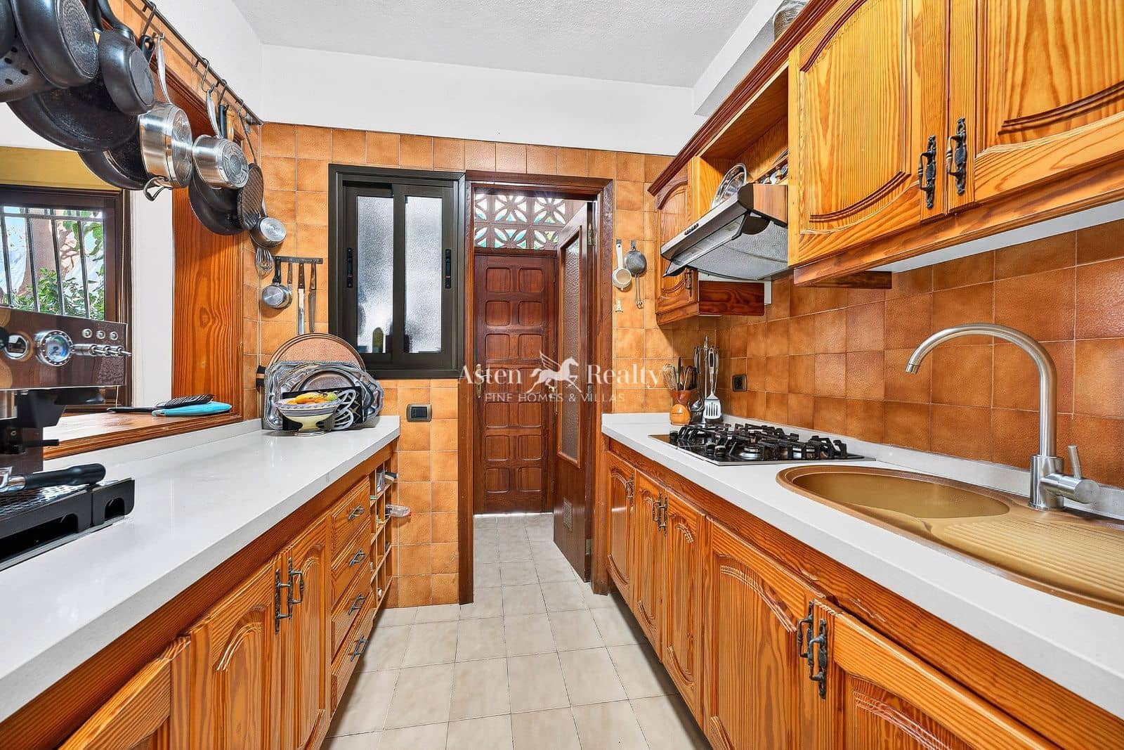 4 makuuhuone Huvila myytävänä paikassa Costa Adeje mukana uima-altaan 
autotalli - 750 000 € (Ref: 9735965)