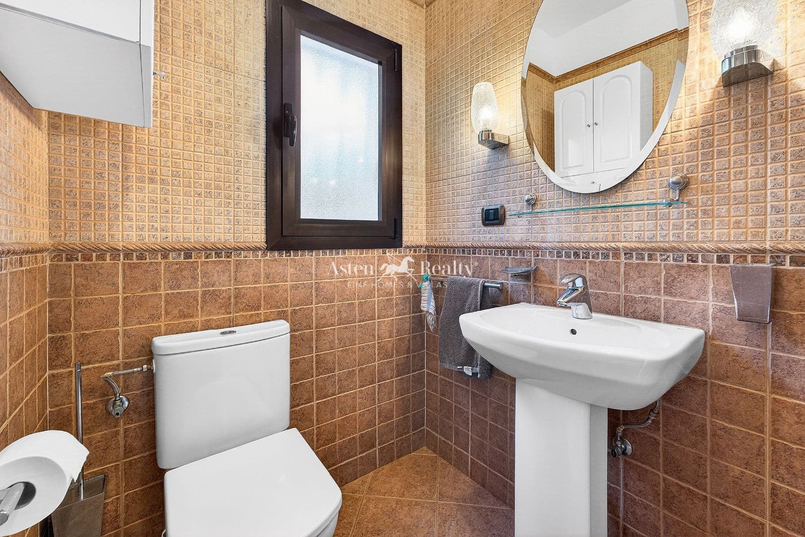 4 makuuhuone Huvila myytävänä paikassa Costa Adeje mukana uima-altaan 
autotalli - 750 000 € (Ref: 9735965)