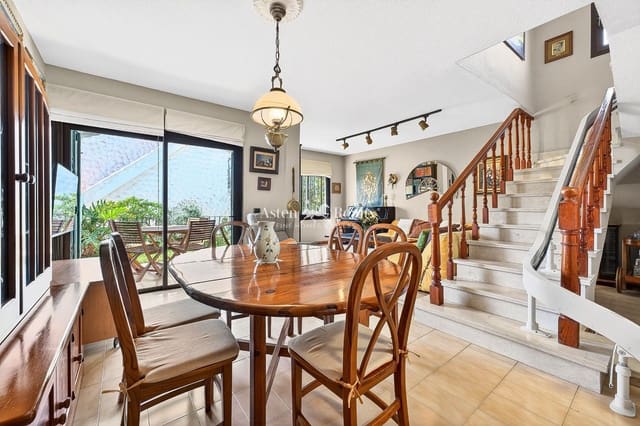 4 makuuhuone Huvila myytävänä paikassa San Eugenio Bajo, Adeje mukana uima-altaan 
autotalli - 750 000 € (Ref: 9735965)