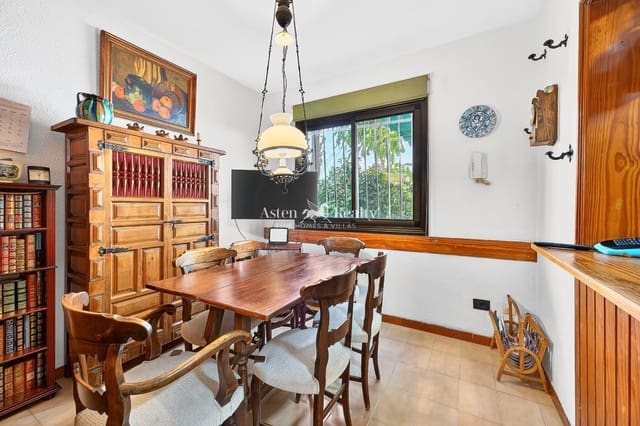 4 makuuhuone Huvila myytävänä paikassa San Eugenio Bajo, Adeje mukana uima-altaan 
autotalli - 750 000 € (Ref: 9735965)