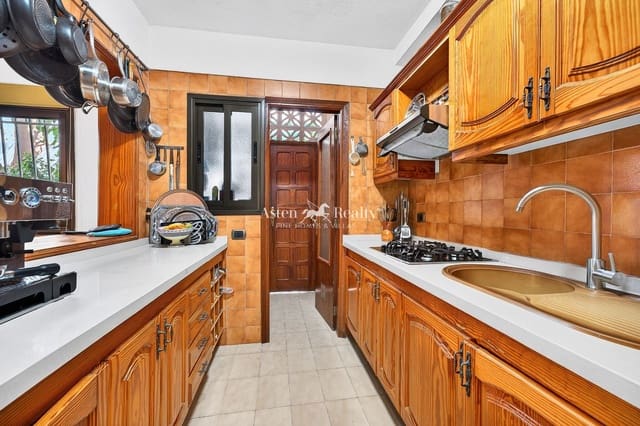 4 makuuhuone Huvila myytävänä paikassa San Eugenio Bajo, Adeje mukana uima-altaan 
autotalli - 750 000 € (Ref: 9735965)