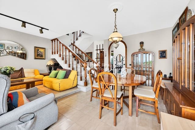 4 makuuhuone Huvila myytävänä paikassa San Eugenio Bajo, Adeje mukana uima-altaan 
autotalli - 750 000 € (Ref: 9735965)