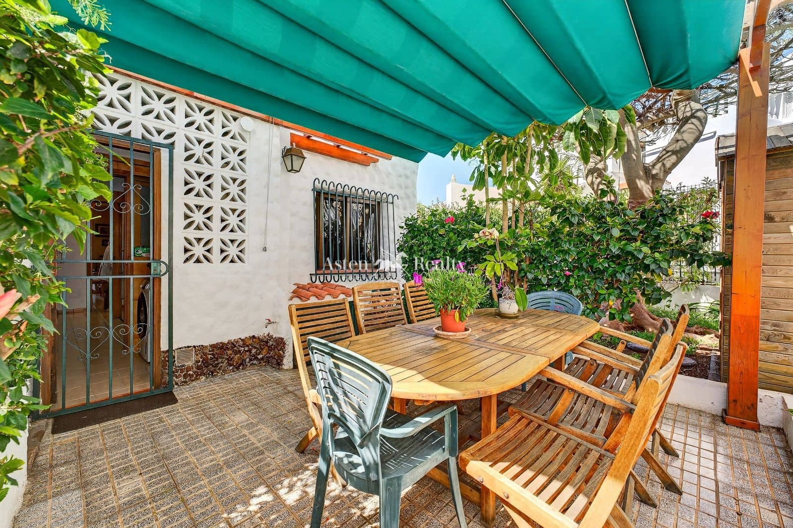 4 makuuhuone Huvila myytävänä paikassa Costa Adeje mukana uima-altaan 
autotalli - 750 000 € (Ref: 9735965)