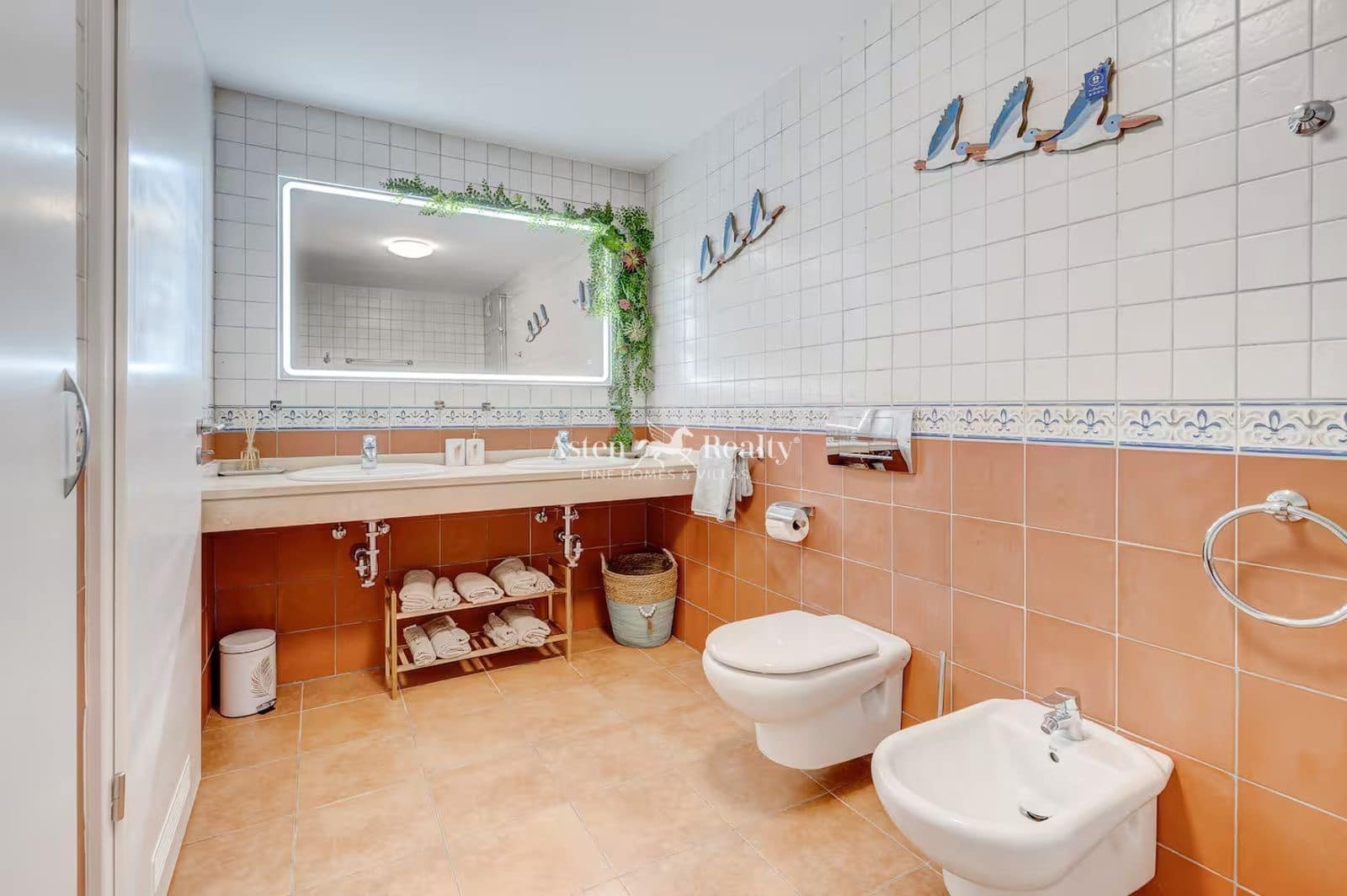 1 soverom Leilighet til salgs i Los Cristianos med svømmebasseng garasje - € 420 000 (Ref: 9737294)