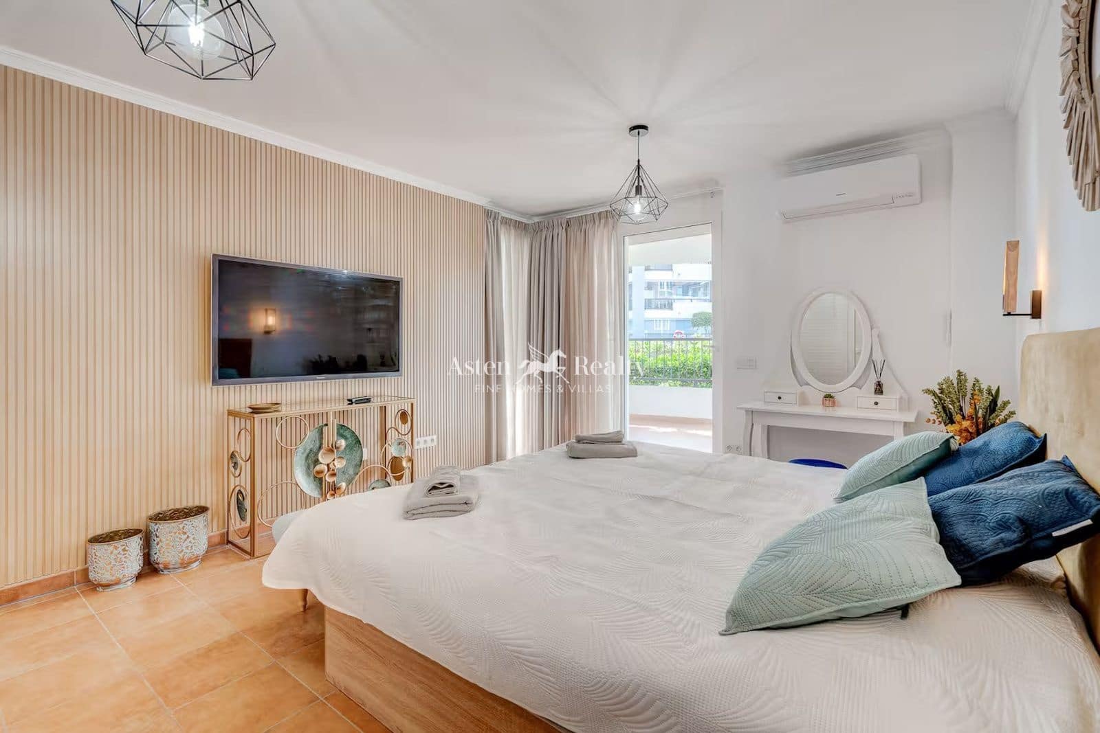 1 soverom Leilighet til salgs i Los Cristianos med svømmebasseng garasje - € 420 000 (Ref: 9737294)