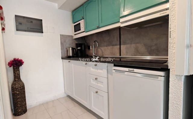 Leilighet til salgs i Los Cristianos, Arona med svømmebasseng - € 198 000 (Ref: 9761296)