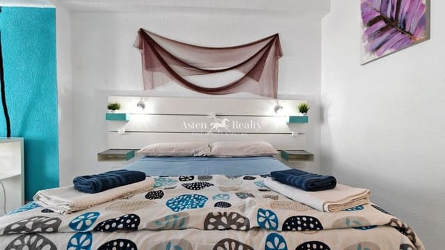 Leilighet til salgs i Los Cristianos, Arona med svømmebasseng - € 198 000 (Ref: 9761296)