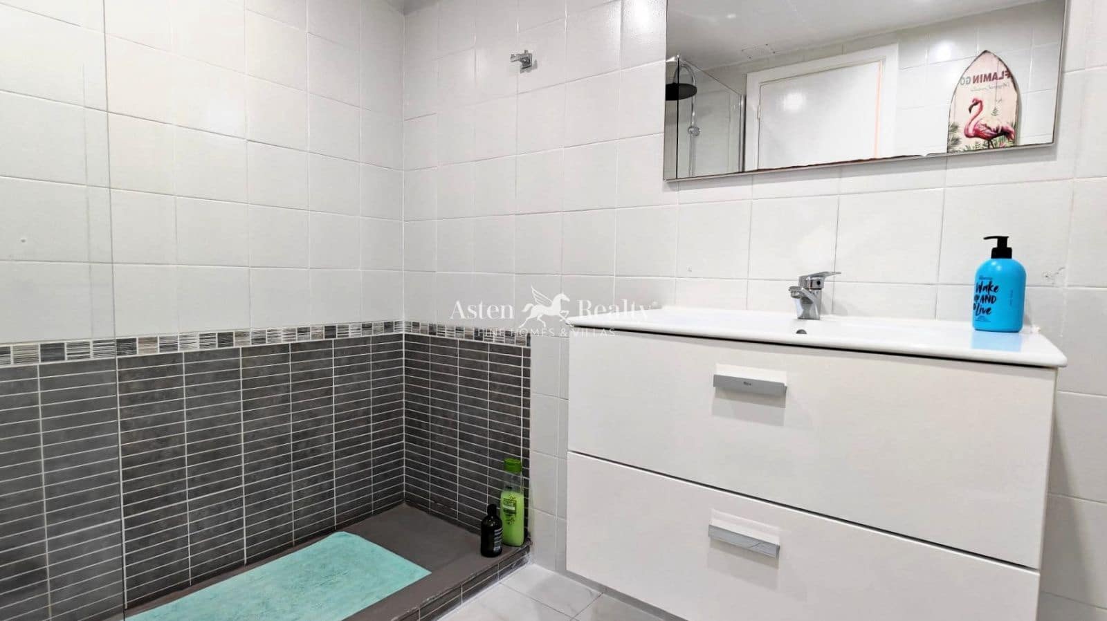 Leilighet til salgs i Los Cristianos med svømmebasseng - € 198 000 (Ref: 9761296)