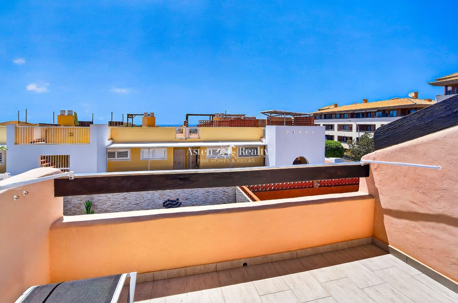 3 soveværelse Byhus til salg i Playa Paraiso med swimmingpool garage - € 695.000 (Ref: 9777249)