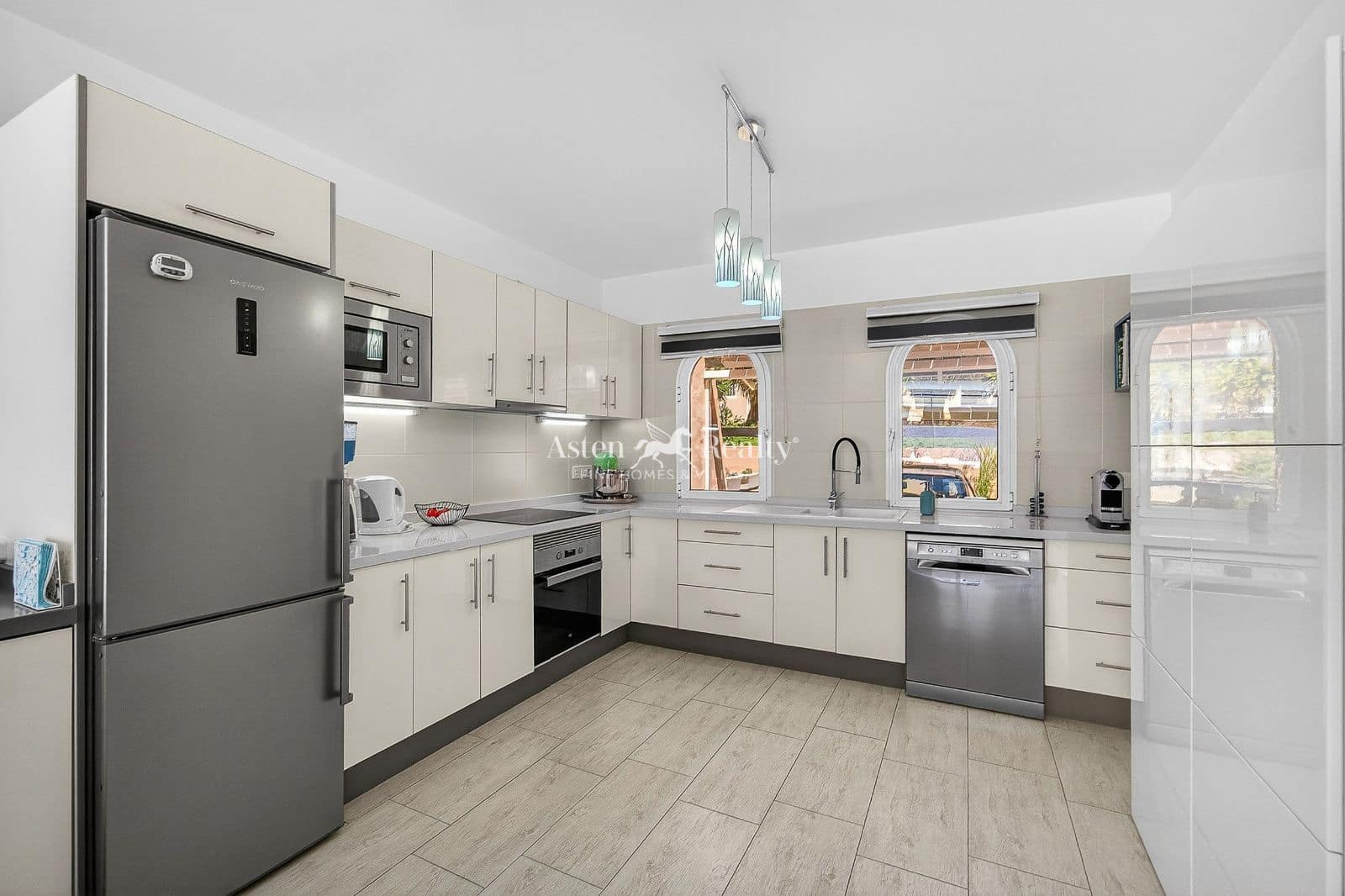 3 soveværelse Byhus til salg i Playa Paraiso med swimmingpool garage - € 695.000 (Ref: 9777249)