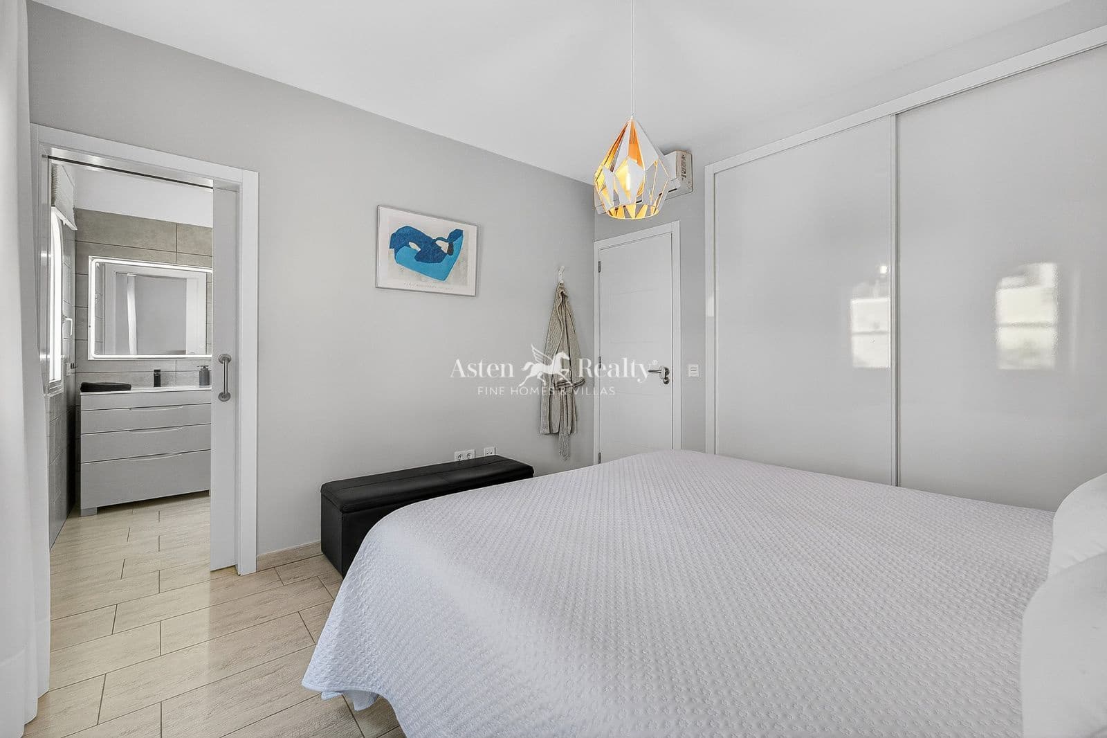 3 soveværelse Byhus til salg i Playa Paraiso med swimmingpool garage - € 695.000 (Ref: 9777249)