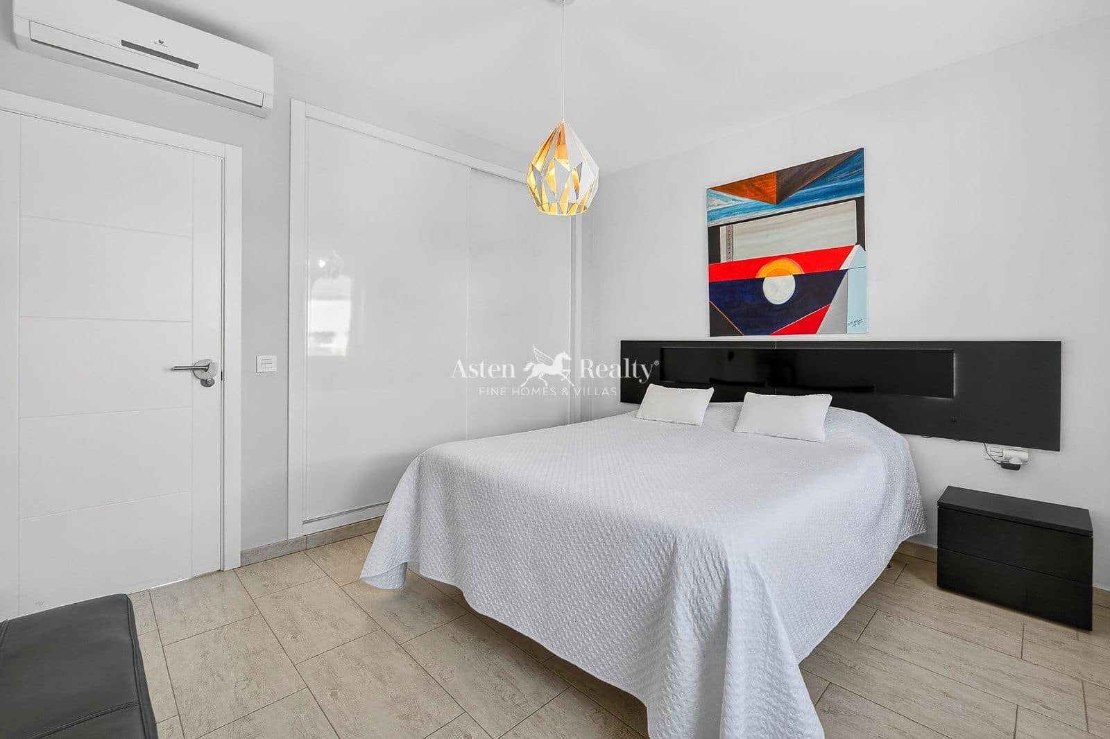 3 soveværelse Byhus til salg i Playa Paraiso med swimmingpool garage - € 695.000 (Ref: 9777249)