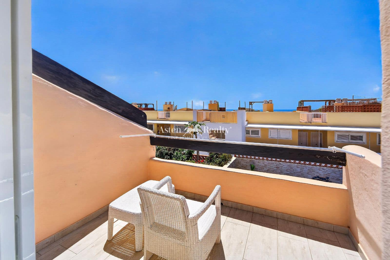 3 soveværelse Byhus til salg i Playa Paraiso med swimmingpool garage - € 695.000 (Ref: 9777249)