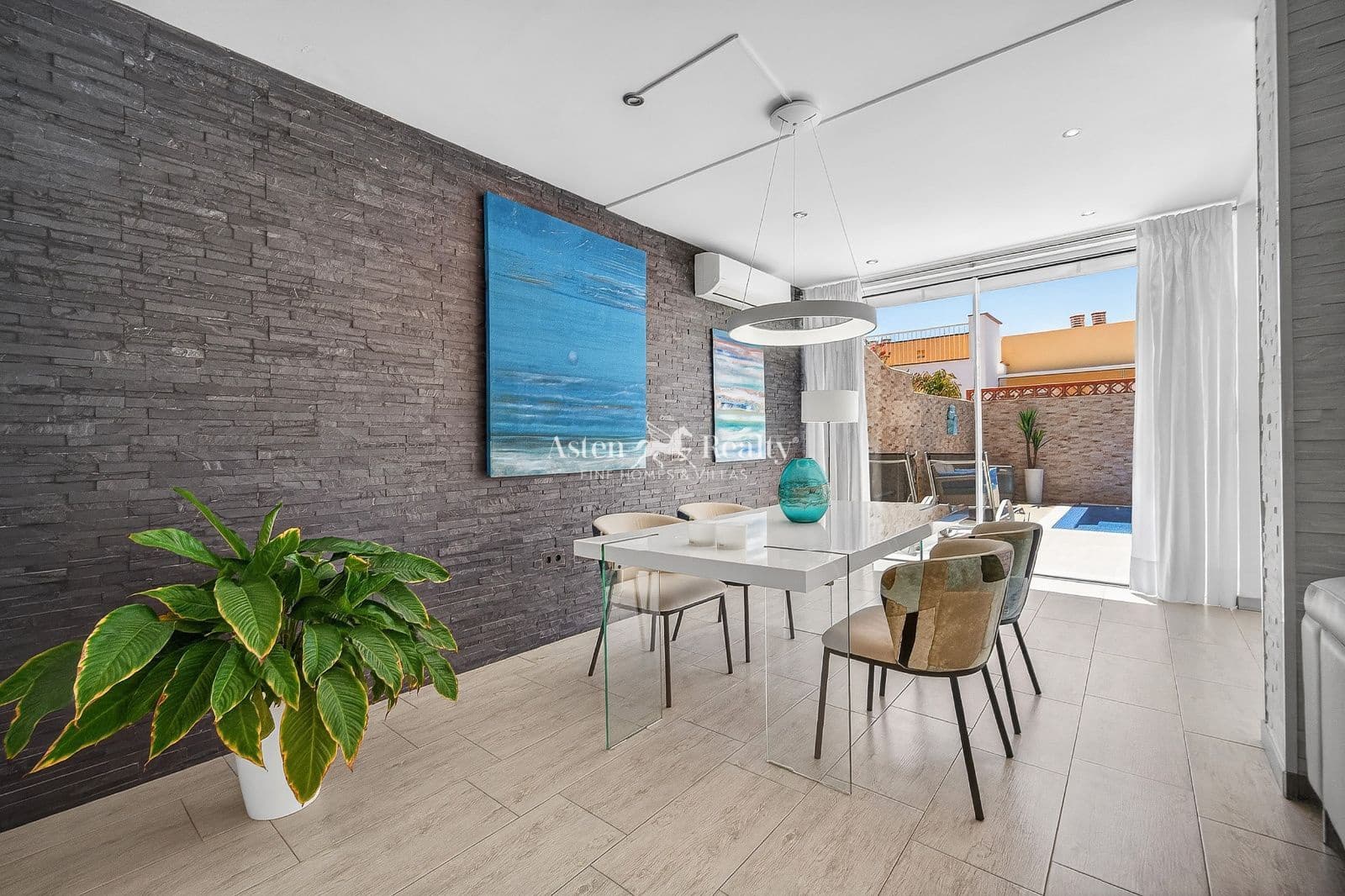 3 soveværelse Byhus til salg i Playa Paraiso med swimmingpool garage - € 695.000 (Ref: 9777249)