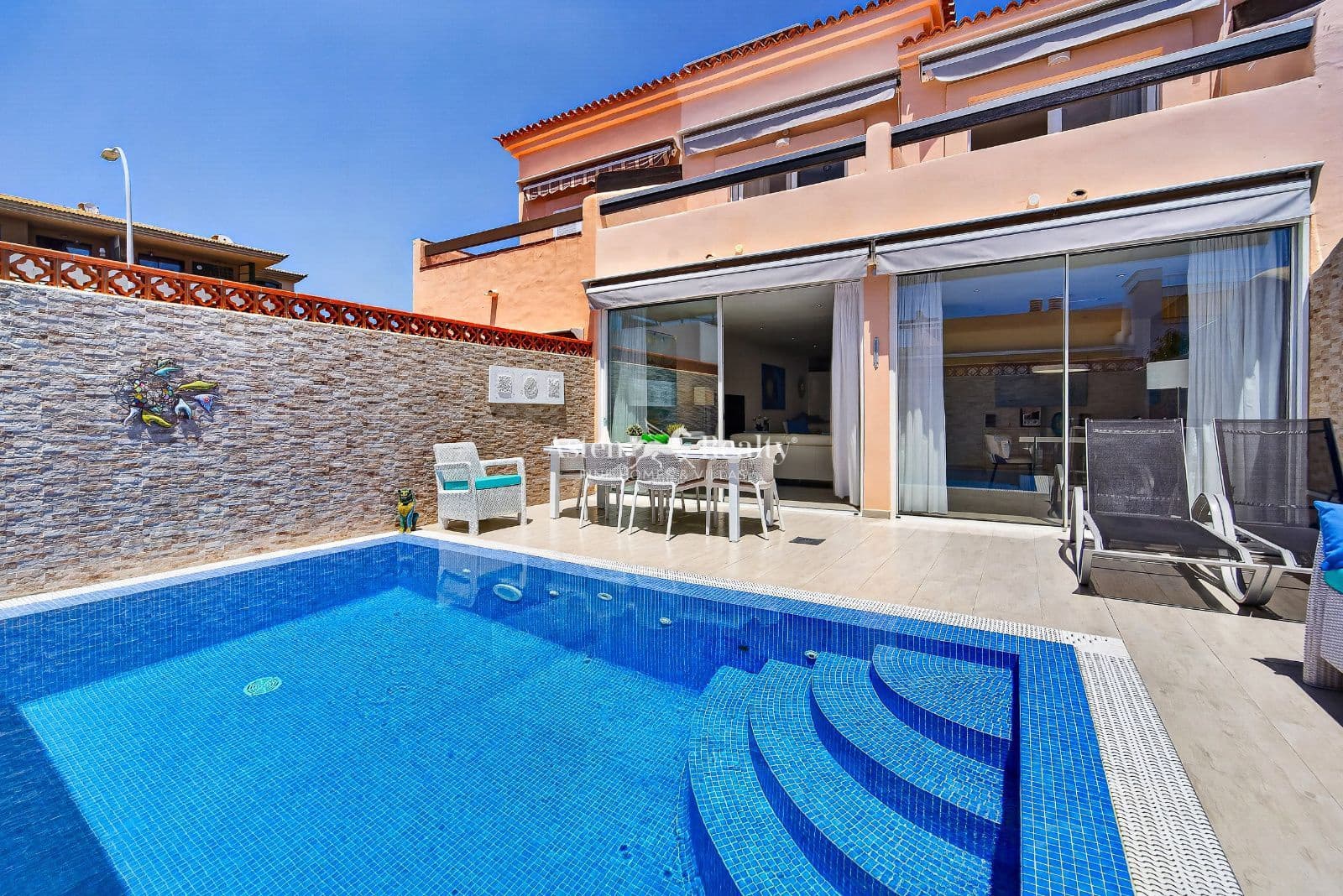 3 soveværelse Byhus til salg i Playa Paraiso med swimmingpool garage - € 695.000 (Ref: 9777249)