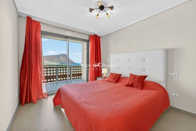 2 slaapkamer Flat te koop in El Medano, Granadilla de Abona met zwembad garage - € 445.000 (Ref: 9793656)