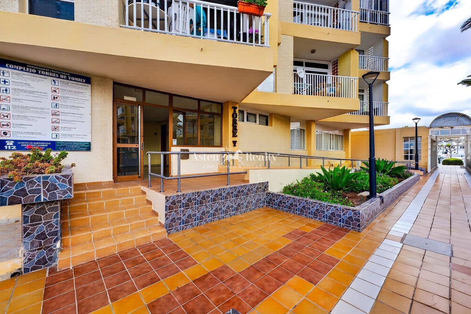 1 bedroom Flat for sale in Playa de las Americas with pool - € 273,000 (Ref: 9823886)